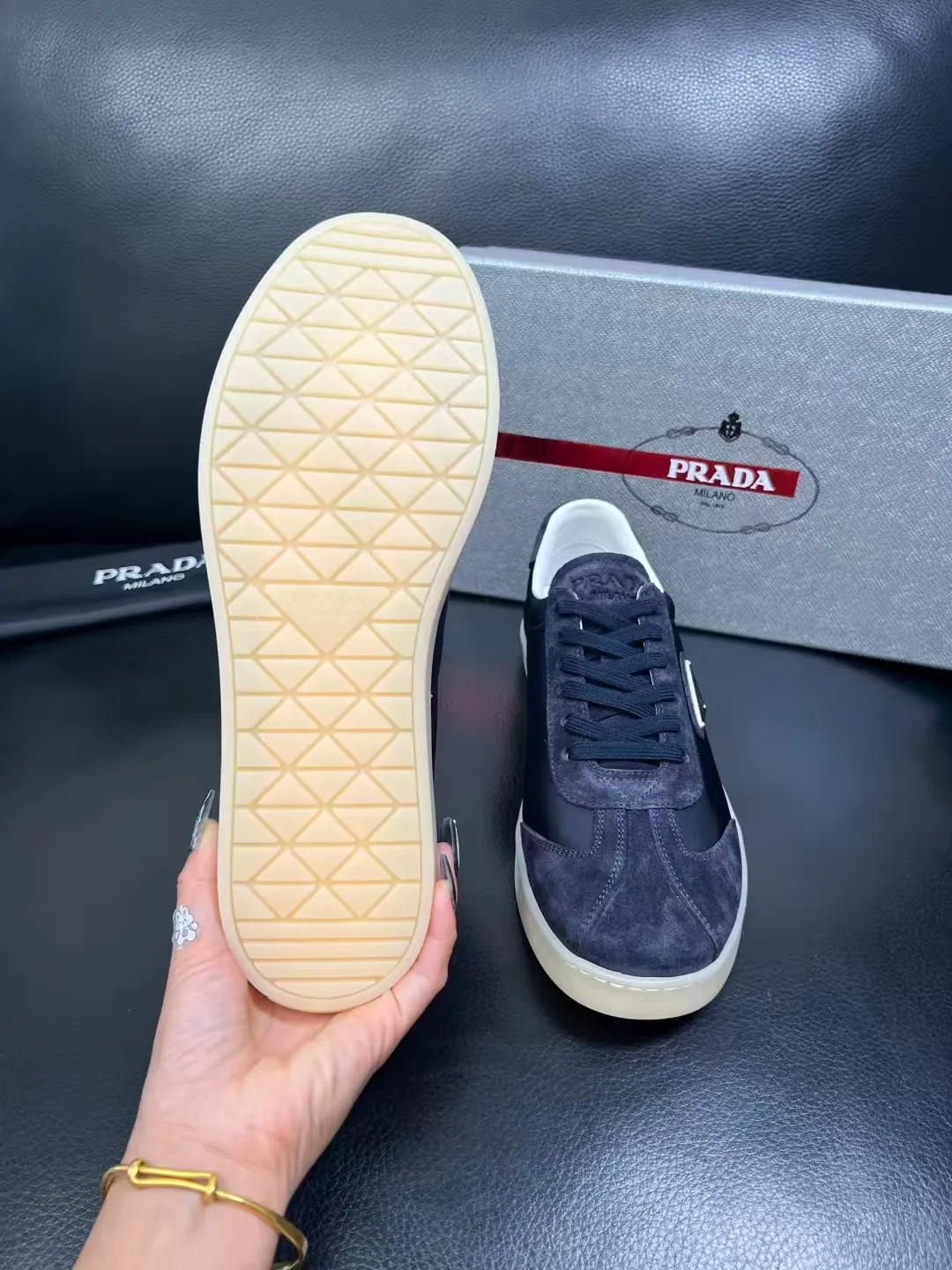 P380 38-45 Prada Prada’s new men’s leather sneakers, the highest version on the market, any comparison is welcome🆚! The original leather has excellent texture and is super high-end! Fetal sheep net lining imported from Italy, removable pad! Luxurious materials and fine workmanship, highly recommended! No. 058